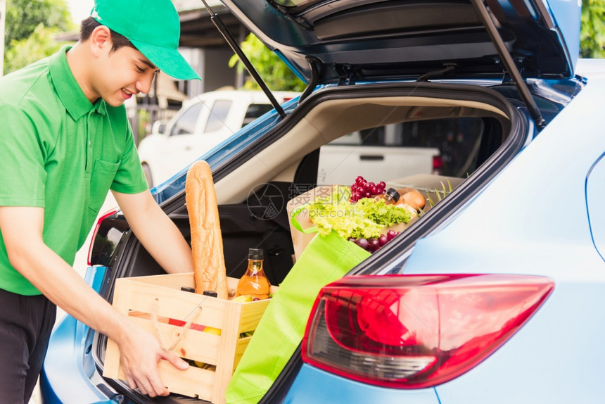 提供新鲜蔬菜食品和水果后车用木篮子装满送女顾客回家门口图片