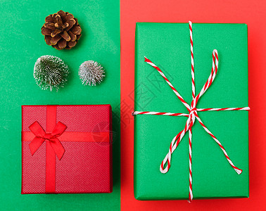 新年圣诞节的构成带有礼品盒的顶端观景绳子的割缝红绿树枝和色背景的树枝以及复制空间背景图片