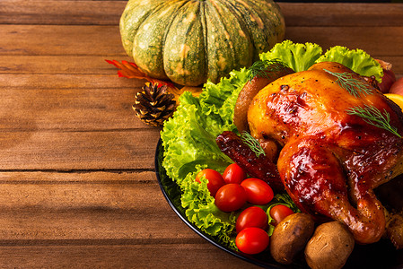 感恩节烤火鸡或肉和蔬菜圣诞晚餐宴食物装饰木桌背景摄影棚拍节日感恩概念图片