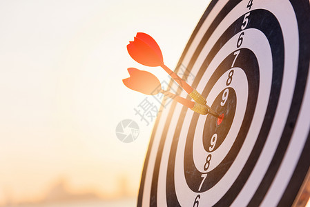 达目的箭射向公牛眼鸟的飞镖板中心是日落时目标挑战业务的专家战略市场目标客观财务和目标概念背景图片