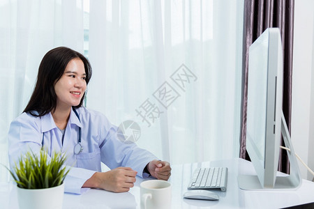 亚洲年轻美丽的女医生在线视频电话会议健康的高清图片素材