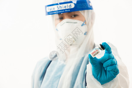 防护盾图片穿戴面罩防护和塑料手持新冠COVID19疫苗的PPE制服近身女医学科家手持白底隔离的新冠COVID19疫苗背景