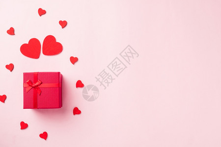 情人节背景红色礼物盒带丝弓的红礼盒和的图片