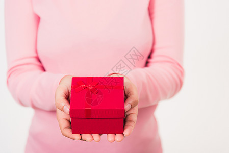 情人节女美手拿着小礼物盒随身带丝的包裹纸白色背景生日新年圣诞节日背景概念背景图片