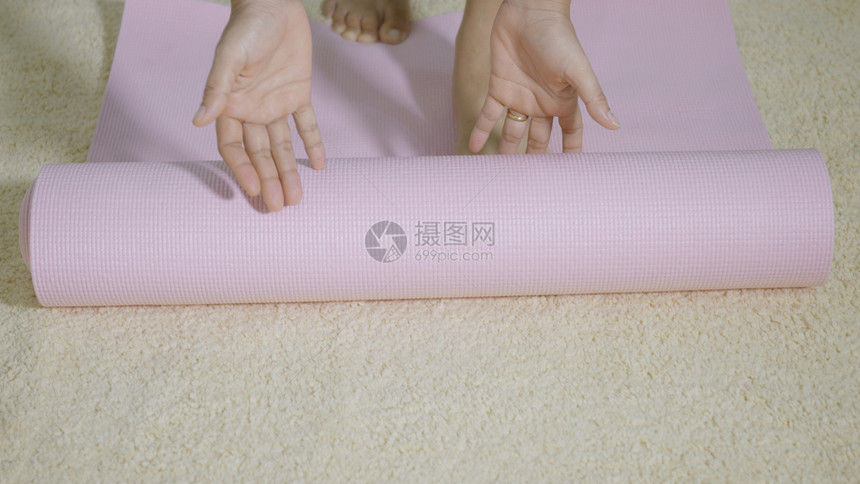 亚洲青年女子在运动前滚健身瑜伽粉色垫子女在起居室家工作图片