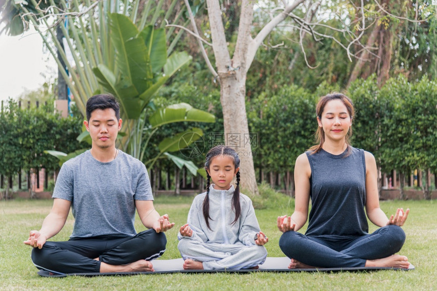 亚洲年轻母亲青父和在冥想室外的儿女一起做瑜伽练习在自然界中形成一个野外花园公家庭孩子运动和健康生活方式的锻炼图片