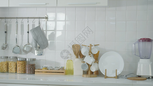 现代新厨房内有白色家具设计豪华建筑住宅装饰图片