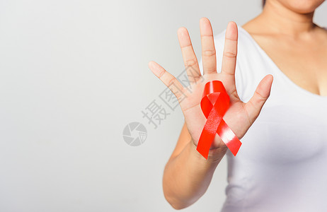向女提供手上的艾滋世界日和医学概念图片