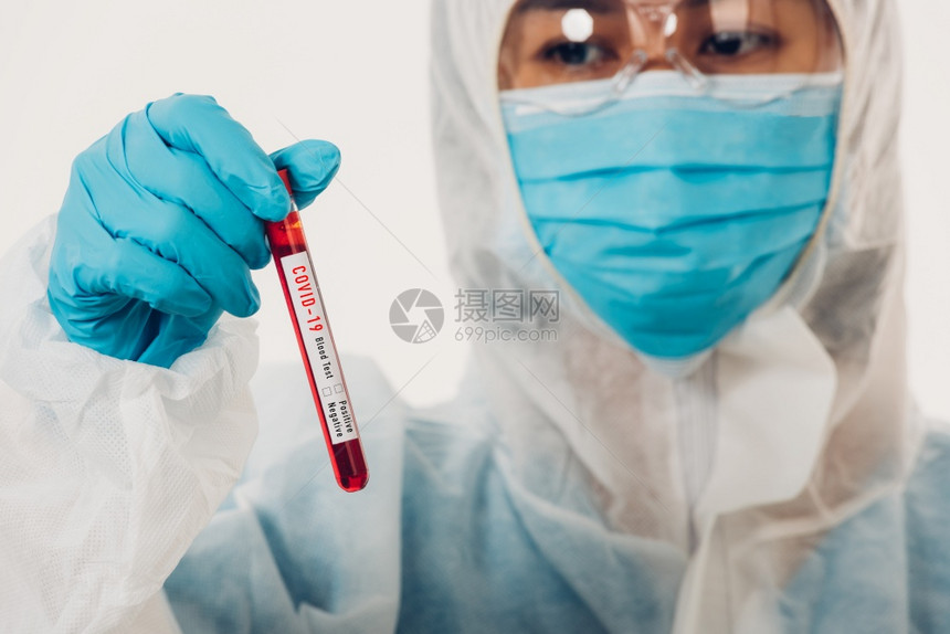 个人防护设备制服中医学科家在院实验室中佩戴蒙面罩在科罗纳试管新冠测试血液样本以分析白CCOVID19流行病爆发概念孤立于白COV图片