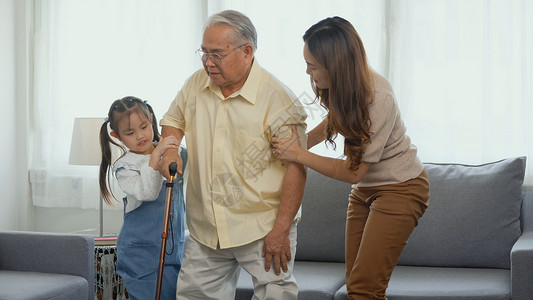 亚裔家庭女儿和孙外助老人的外背景