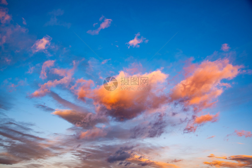 日落天空和多彩云背景日落图片