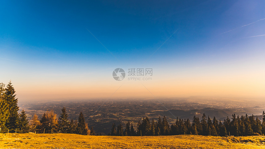 从奥地利施蒂里亚的格拉茨舒克尔山起的日落期间风景著名旅游目地探险点和山骑车从奥利施蒂里亚的格拉茨舒克尔山起的日落期间风景图片