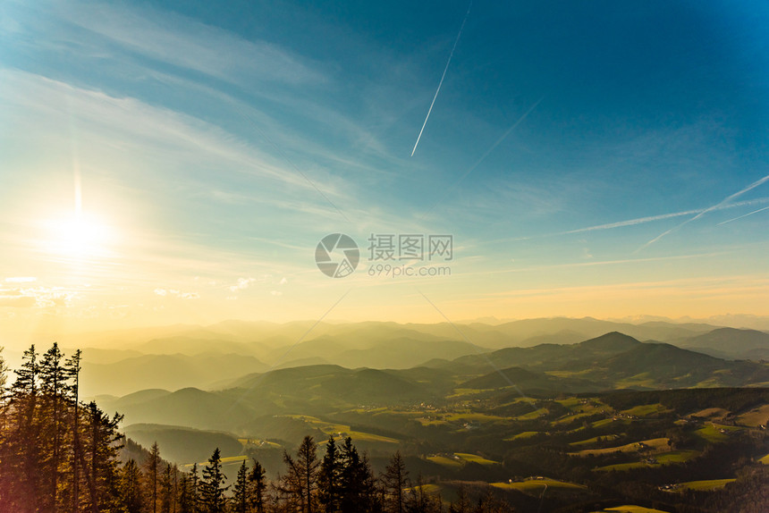 从奥地利施蒂里亚的格拉茨舒克尔山起的日落期间风景著名旅游目地探险点和山骑车从奥利施蒂里亚的格拉茨舒克尔山起的日落期间风景图片