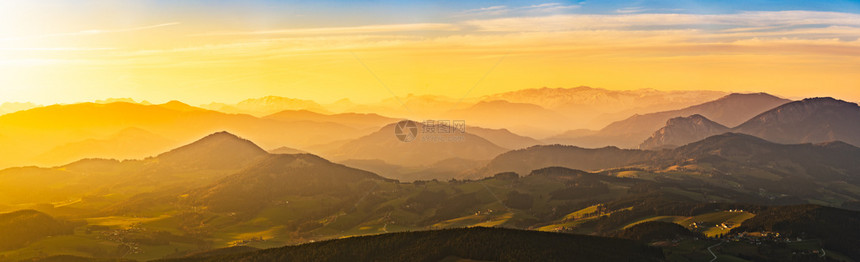 奥地利施蒂里亚的格拉茨舒克尔山春落日时全景著名的旅游目地探险点和山骑车奥利施蒂里亚的格拉茨舒克尔山春日落时全景图片