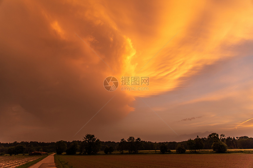 欧洲的萨哈拉沙尘暴期间橙色天空横跨农村地区橙色天空图片