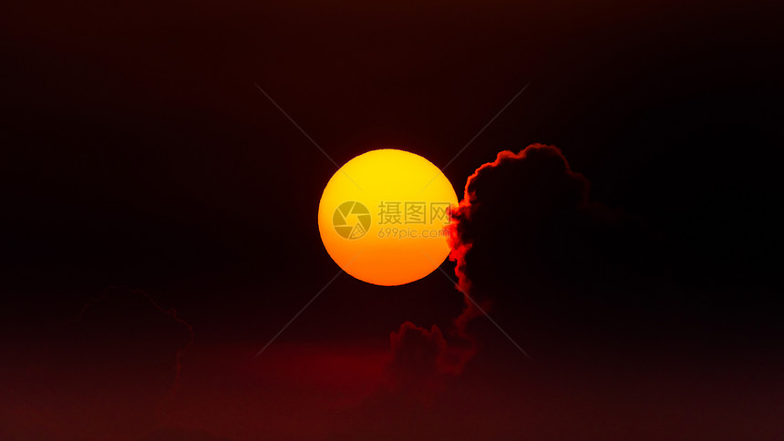 橙色黄太阳日落时红天与背光云日落时红天与背光云日落时图片