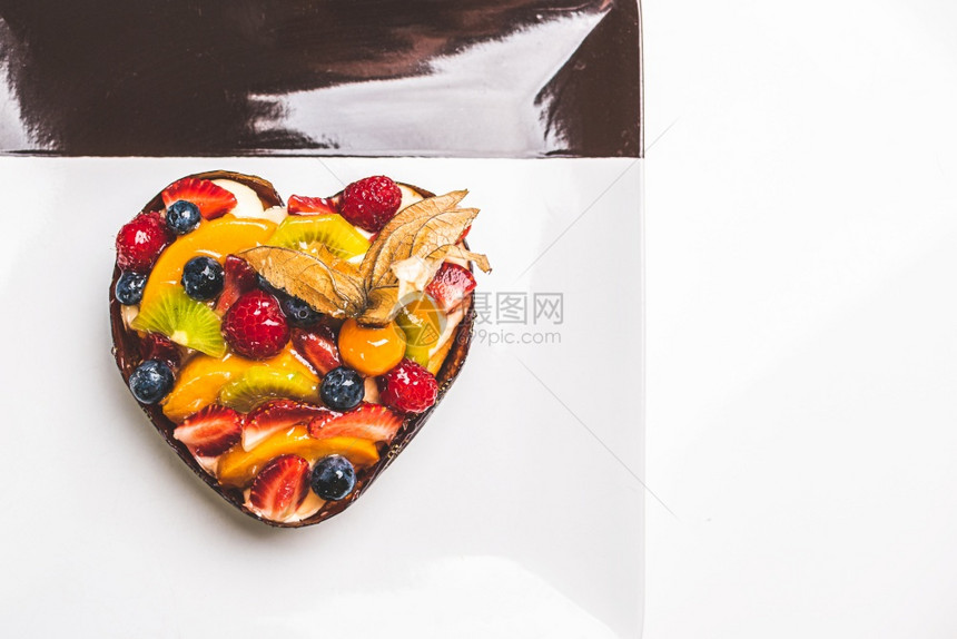 心形水果海绵蛋糕餐桌上方盘的水果塔特健康甜食背景文本空间心形水果海绵蛋糕1图片