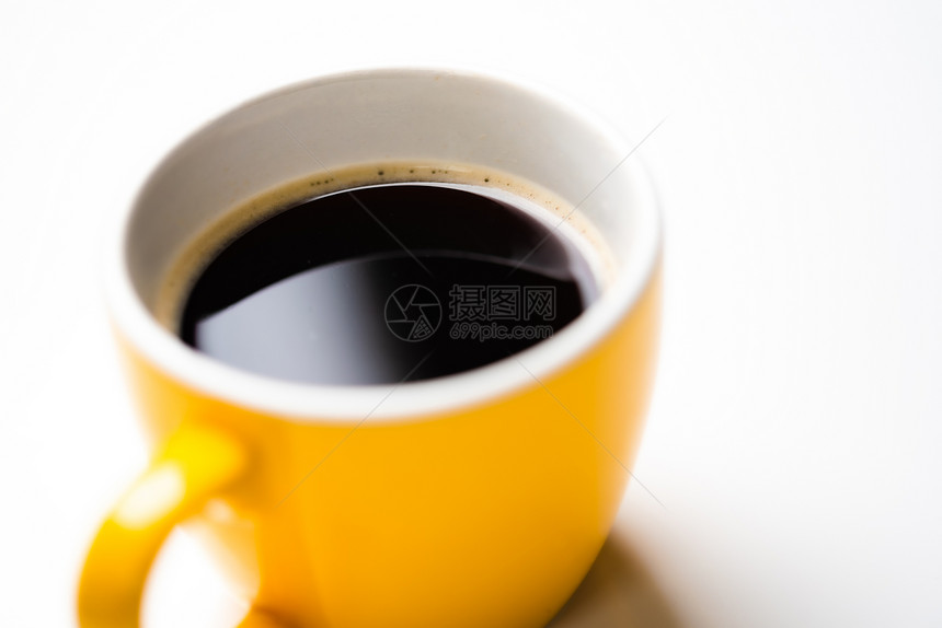 白色背景的黄陶瓷咖啡杯黑色复制空间白色背景的黄陶瓷咖啡杯图片