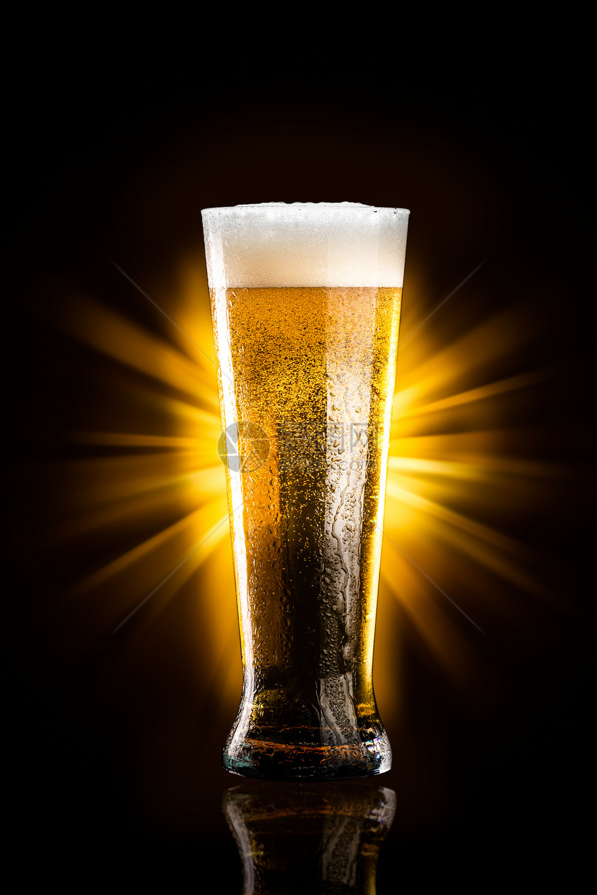 一杯冷的金色啤酒背景是黑色的一杯黑底啤酒图片