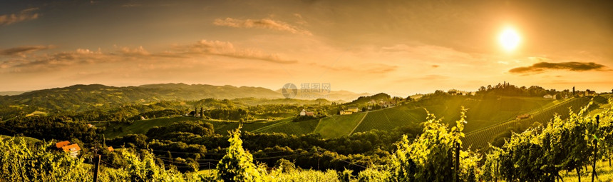 奥地利南部施蒂里亚葡萄园山丘全景托斯卡纳象访问的地方一样夏季日落时风景奥地利南部施蒂里亚葡萄园山全景图片