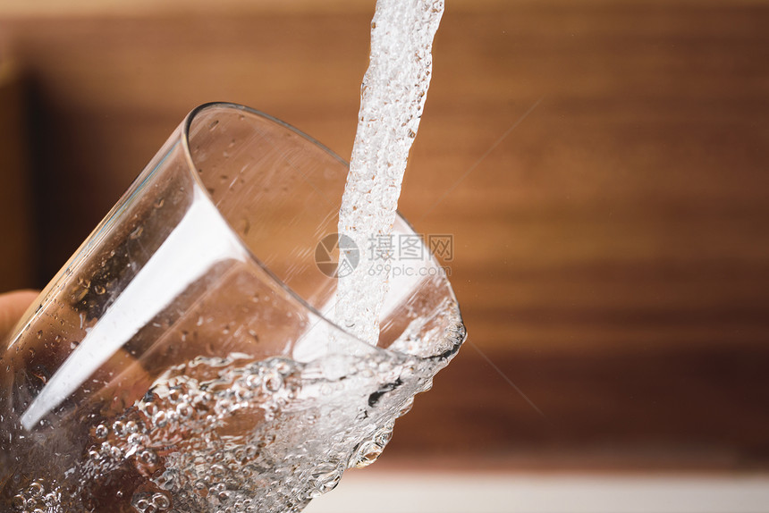 不锈钢厨房水龙头的倒杯饮用概念奥地利从山上纯净水奥地利从山上纯水图片