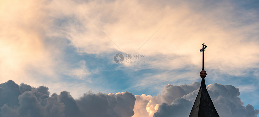 顶有的教堂屋顶塔与天空橙色和蓝相对天空抽象背景宗教概念顶有的教堂屋顶塔图片