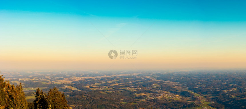 从奥地利斯提里亚格拉茨的石山Schockl山峰上看到的景象旅游和徒步娱乐场所从斯提里亚格拉茨的石山Schockl山峰上看到的景象图片