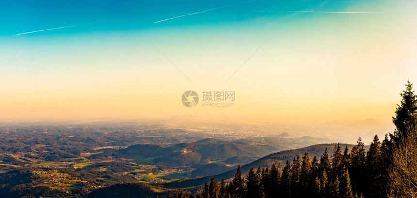 从奥地利斯提里亚格拉茨的石山Schockl山峰上看到的景象旅游和徒步娱乐场所从斯提里亚格拉茨的石山Schockl山峰上看到的景象图片