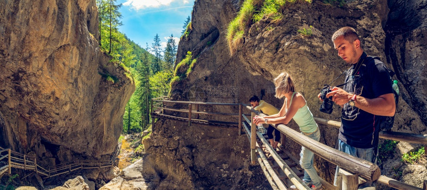 MixnitzPerneggMur奥地利施蒂里亚2017年5月8日在沿山流的瀑布路径上观察人们在木桥上走河边旅游点目的地在山上走图片