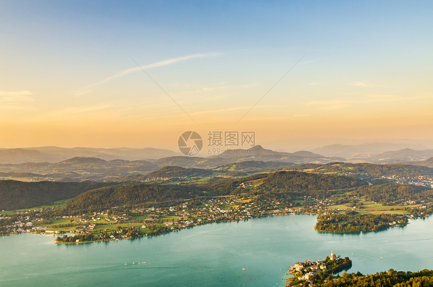 奥地利沃瑟西卡恩的湖泊和山脉从湖上的金字塔塔和克拉根福地区俯瞰奥地利沃瑟西卡滕湖山旅游区图片