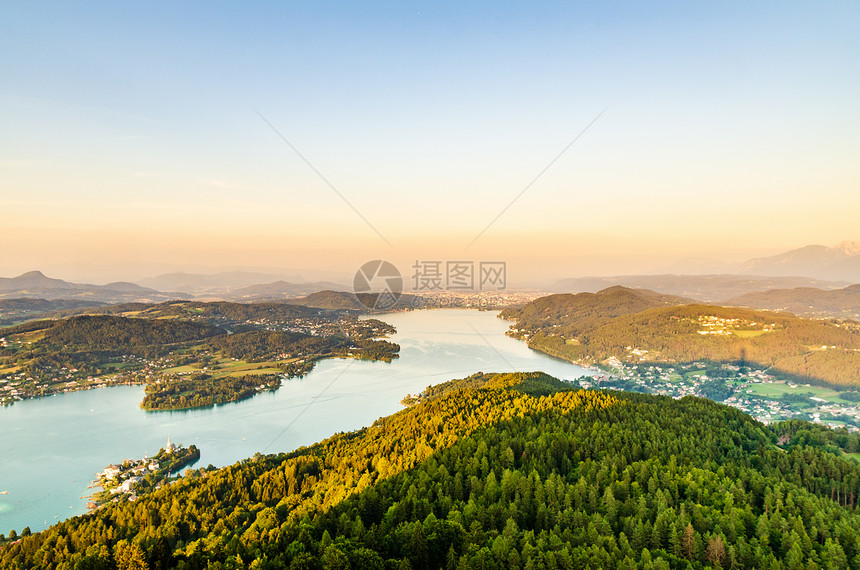 奥地利沃瑟西卡恩的湖泊和山脉从湖上的金字塔塔和克拉根福地区俯瞰奥地利沃瑟西卡滕湖山旅游区图片