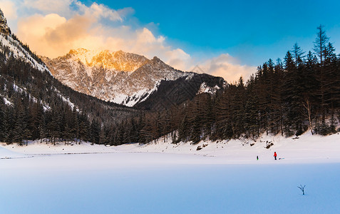 绿色湖的和平山景冬季冷冻湖日落时背景为山峰奥地利著名的旅游目地绿湖和平山景日落时冷冻湖背景为山峰背景图片