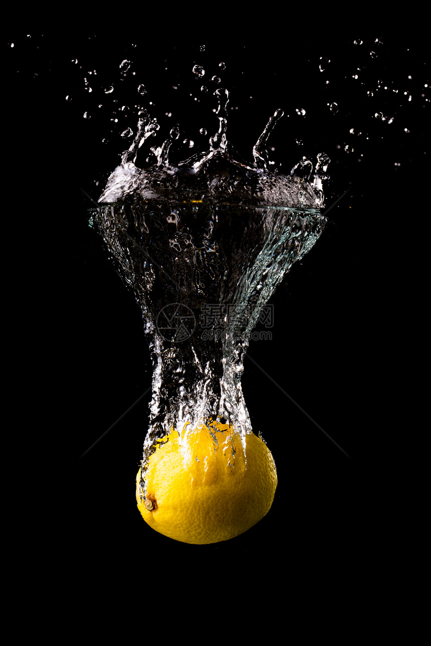黑色背景的新鲜黄柠檬有很多气泡刷新概念图片