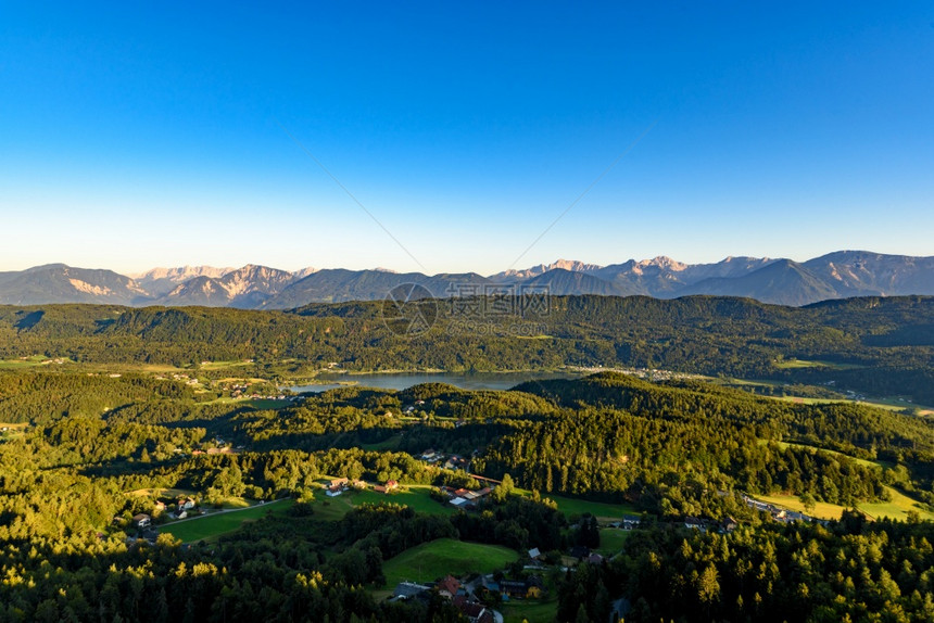 从Pyramidenkogel塔到湖和该地区在Karnten奥地利的Lake和山区旅游点图片