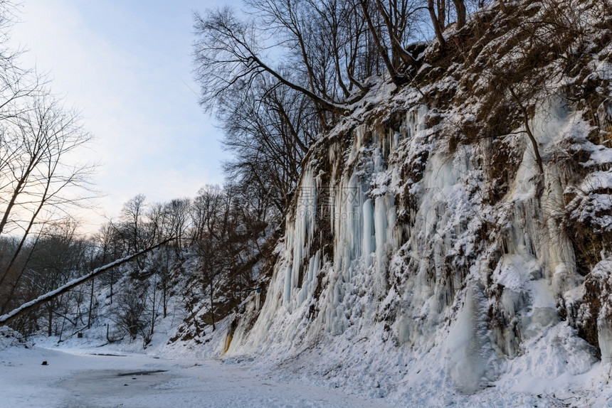 冰雪和大柱在悬崖上冬天极冷的温度在波兰RudawkaRymanowskaPodkarpacie冰雪和大块在悬崖上雪和大块在悬崖上图片