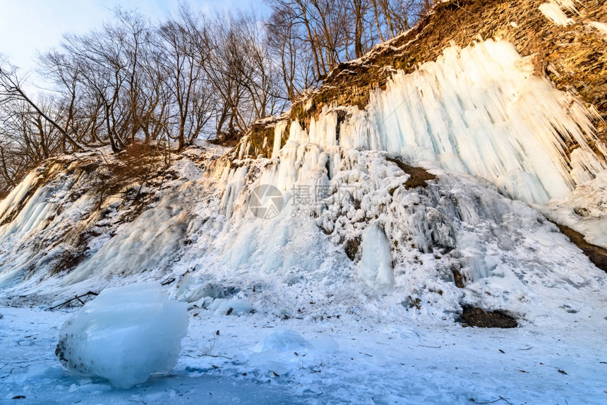 冰雪和大柱在悬崖上冬天极冷的温度在波兰RudawkaRymanowskaPodkarpacie冰雪和大块在悬崖上雪和大块在悬崖上图片