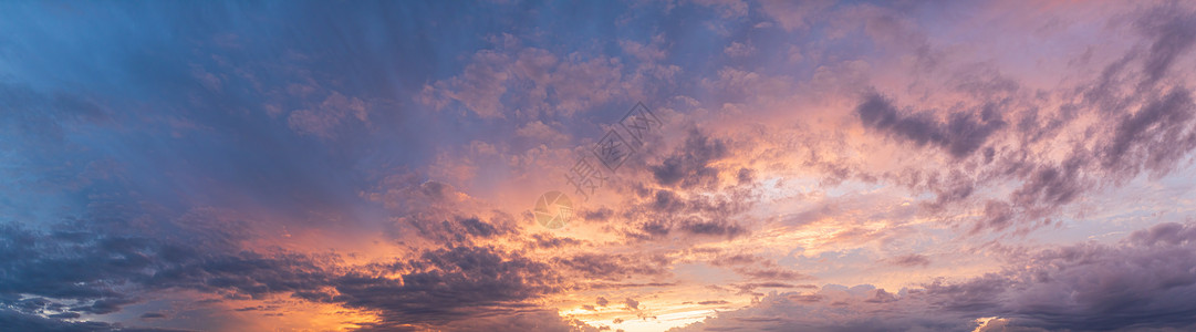 日落背景的天空全生动和对比的暴云日落背景的天空全多彩和戏剧化的天空全景背景图片