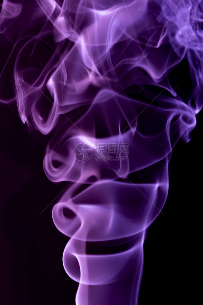 黑色背景的紫抽象形状烟雾黑色背景的简要选择焦点黑色背景的紫抽象形状烟雾图片