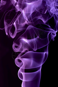 黑色背景的紫抽象形状烟雾黑色背景的简要选择焦点黑色背景的紫抽象形状烟雾背景图片