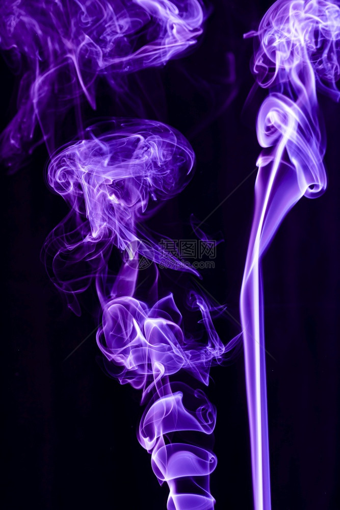 黑色背景的紫抽象形状烟雾黑色背景的简要选择焦点黑色背景的紫抽象形状烟雾图片