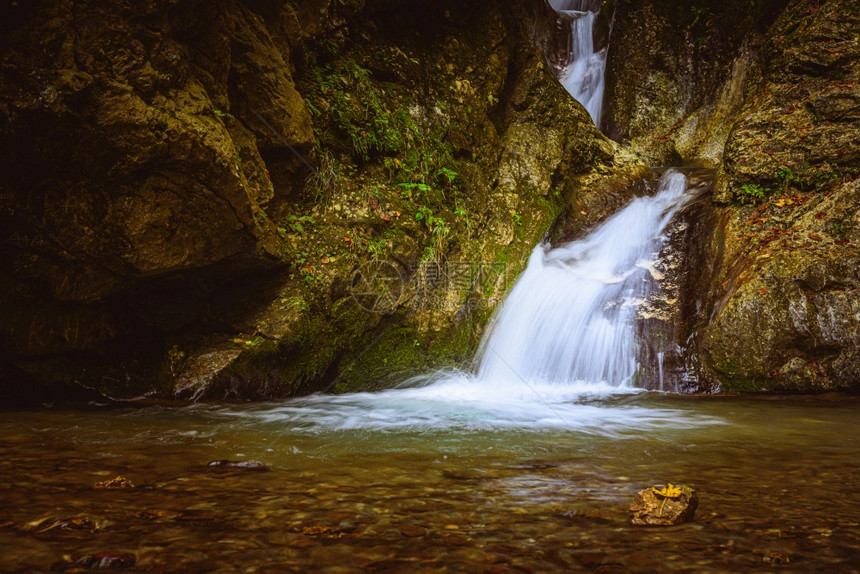 斯泰里亚格拉茨塞姆里奇地区的凯塞尔菲尔克拉姆瀑布的秋天休闲远足地点斯泰里亚格拉茨塞姆里奇地区的凯塞尔菲尔克拉姆瀑布图片