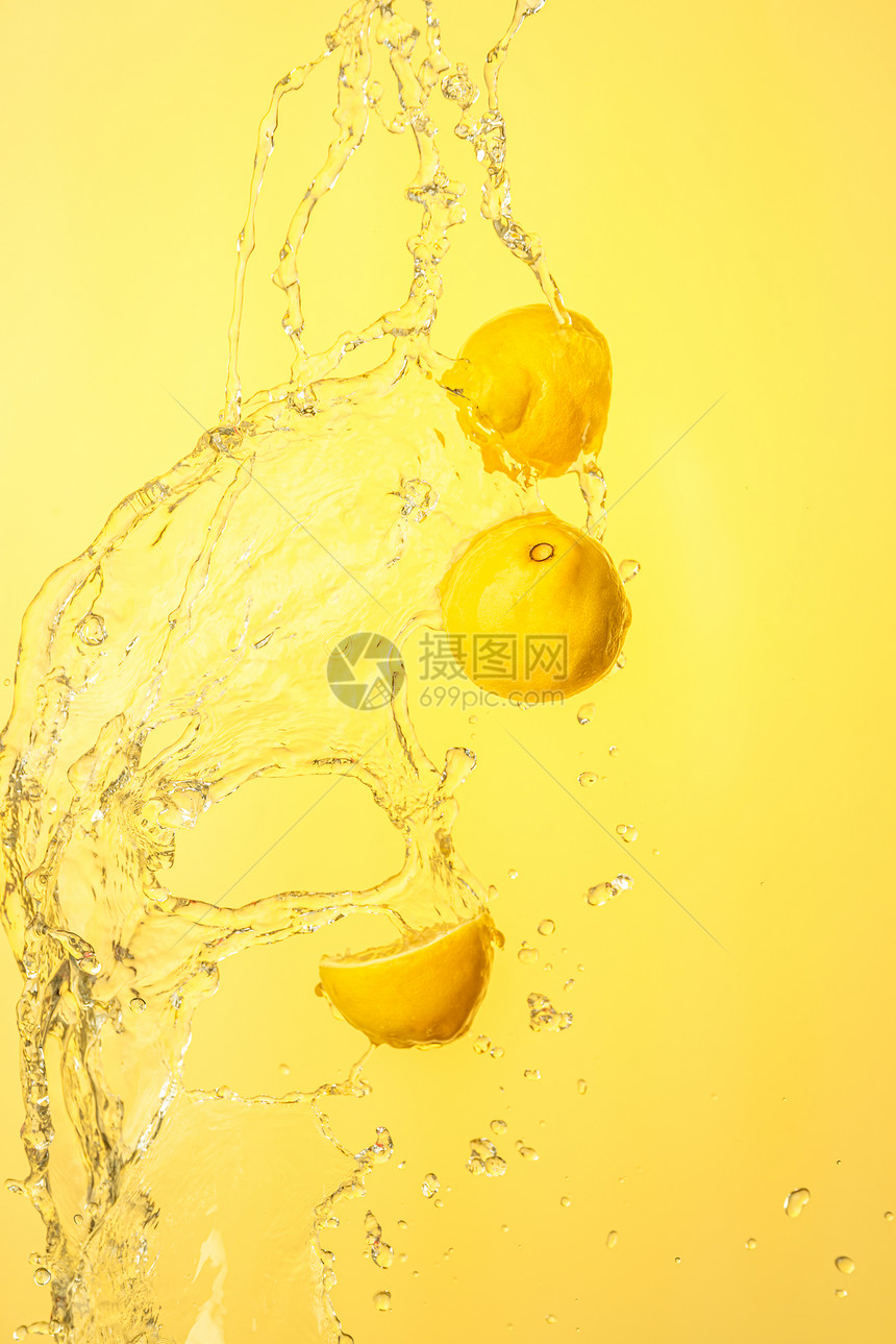 柠檬在黄色背景下中空喷洒一半摄影背景图片