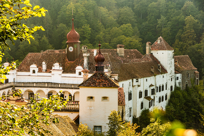 SchlossHerberstein奥地利施蒂里亚旅行目的地位于森林中的城堡四周环绕着徒步旅行路线图片