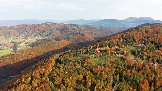 秋天在施蒂里亚的高山森林日落空中观察秋天在高山森林日落的空中最高观察图片