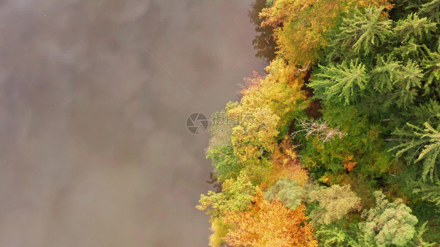 在奥地利塔尔州施蒂里亚带秋叶树和木反射的上湖空中秋季主题天在高山森林下日落上方的空中最高风景图片