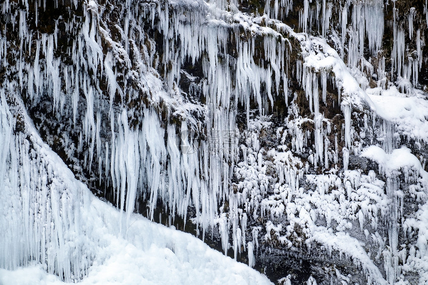 Skogafos冬季瀑布之景图片