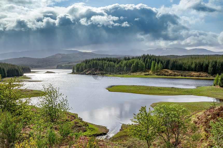 风暴接近苏格兰LochLaggan湖图片