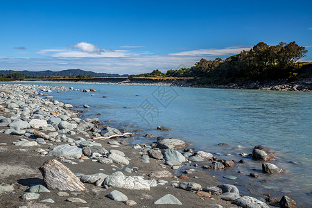 沿着新西兰奥卡里托河流落的无数岩石图片