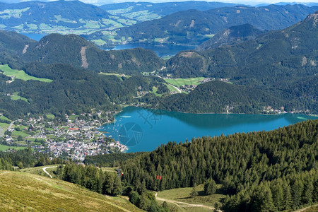 从Zwolferhorn山到StGilgen的景色图片