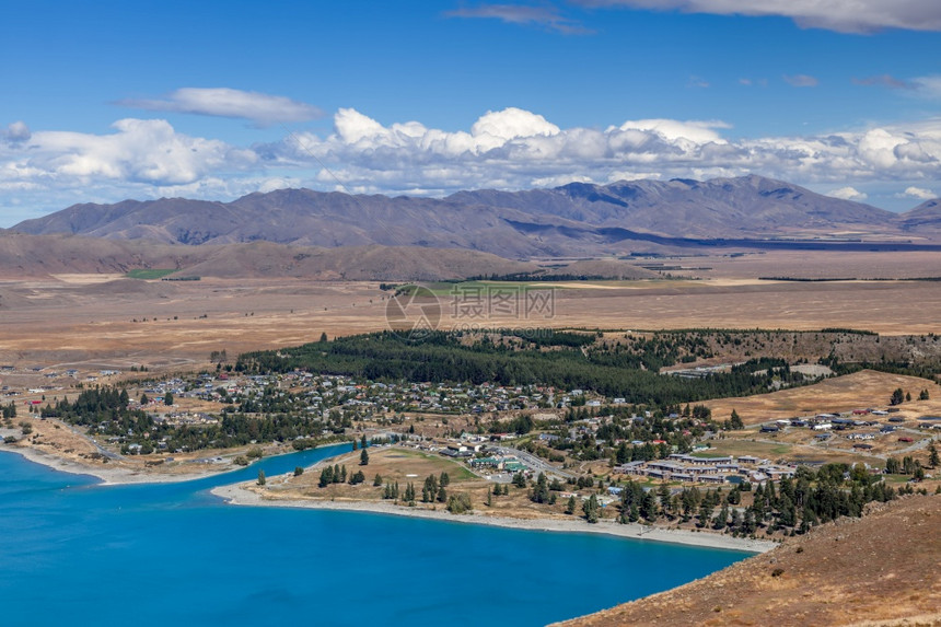 201年月3日新西兰Tekapo湖岸边Tekapo镇的远视图片